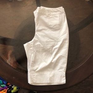 White Bermuda shorts size 4 like new condition.
